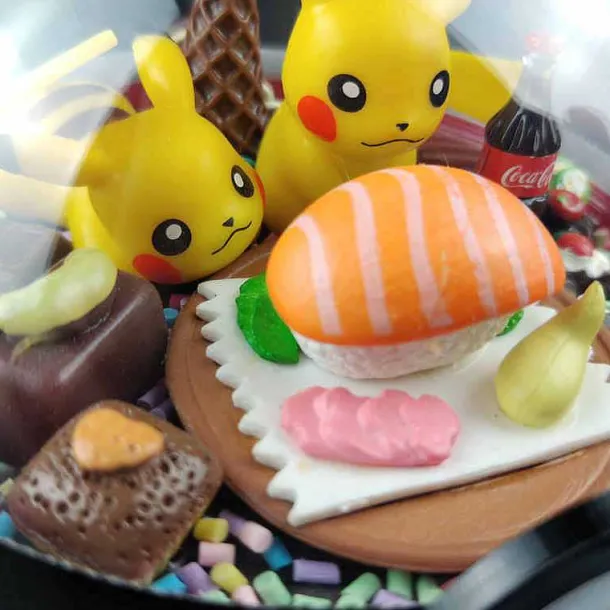 Groser Pokeball Mit Pokemon Figur
