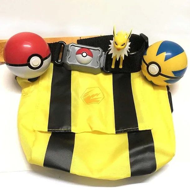 Pokemon Poke Ball Gurtel Mit 2X Pokeball Und 1X Figur